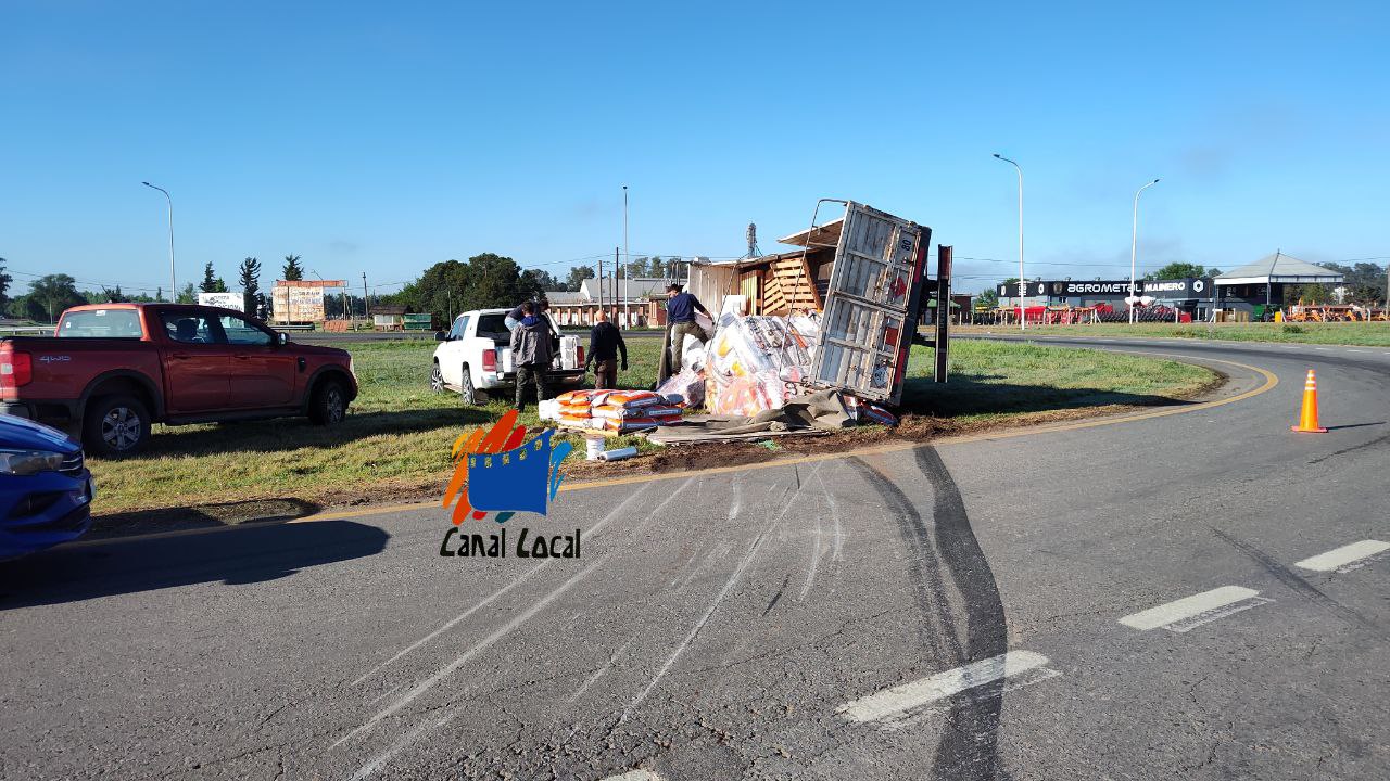 VUELCO DE CAMION EN ROTONDA DE LA CARLOTA