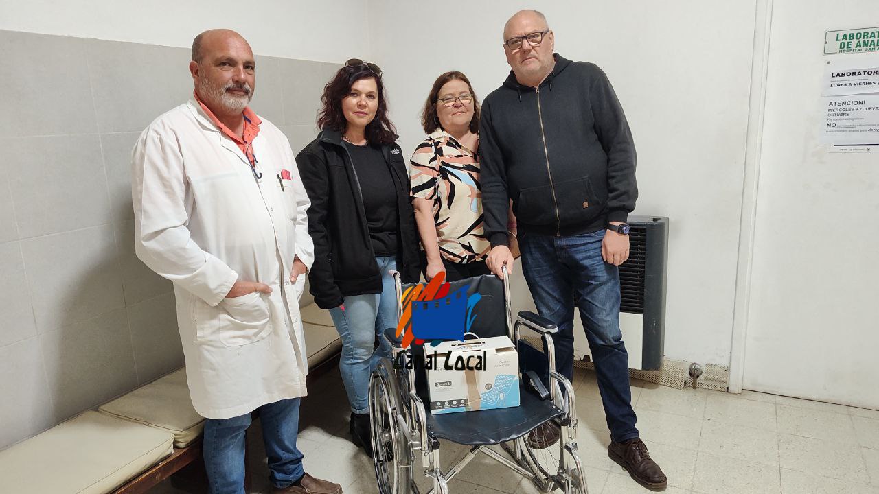 ANGEL ASENSIO DONÓ SILLA DE RUEDAS AL HOSPITAL DE LA CARLOTA