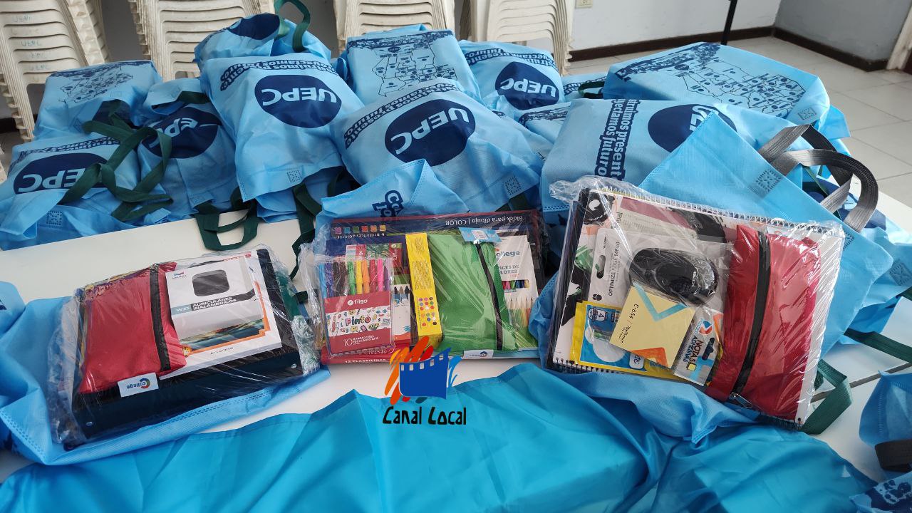ENTREGARON KITS ESCOLARES EN UEPC DE LA CARLOTA