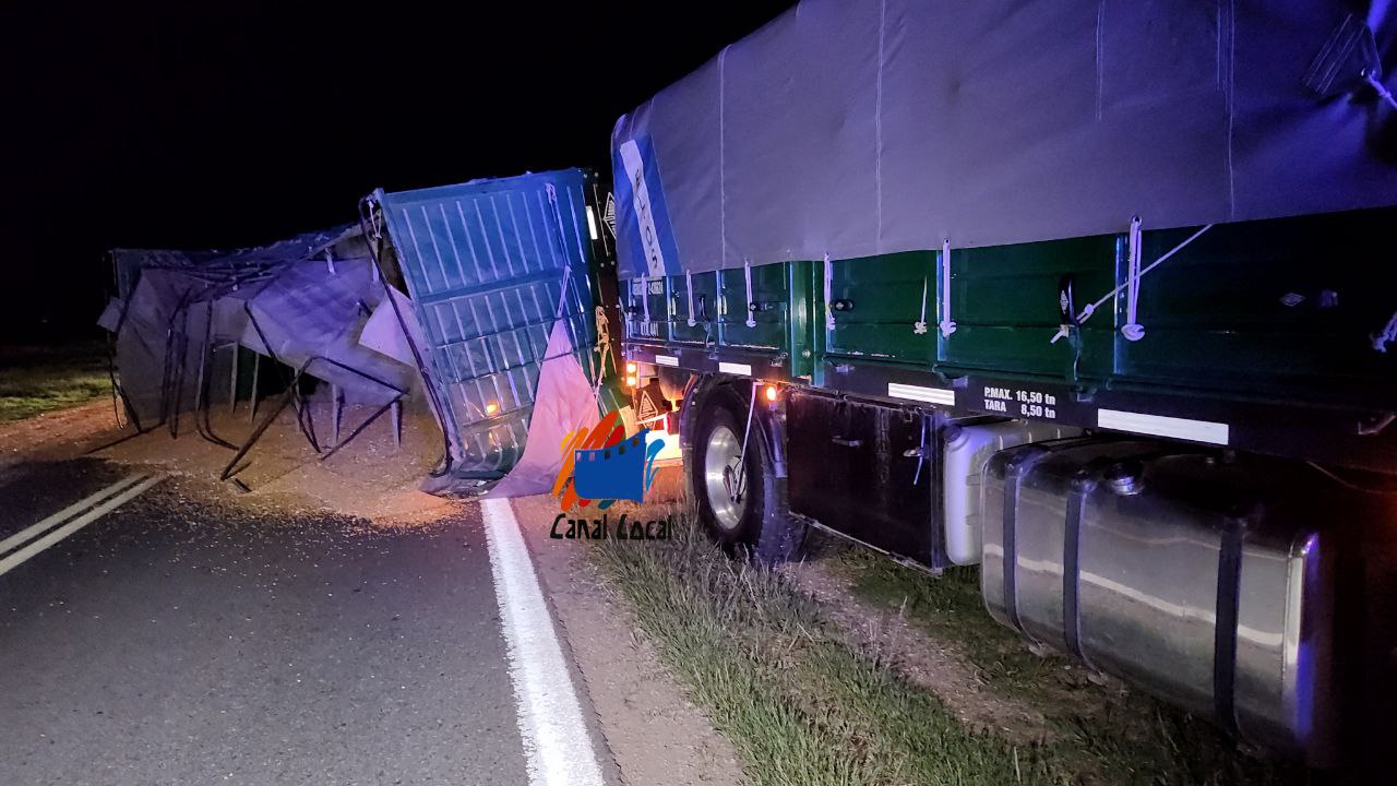 LA CARLOTA. CAMION VOLCÓ EN RUTA 8