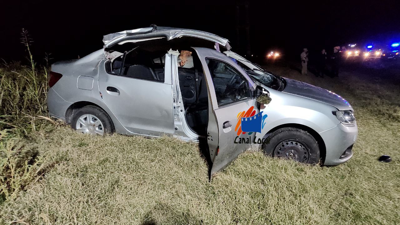 VOLCÓ UN RENAULT EN RUTA 8