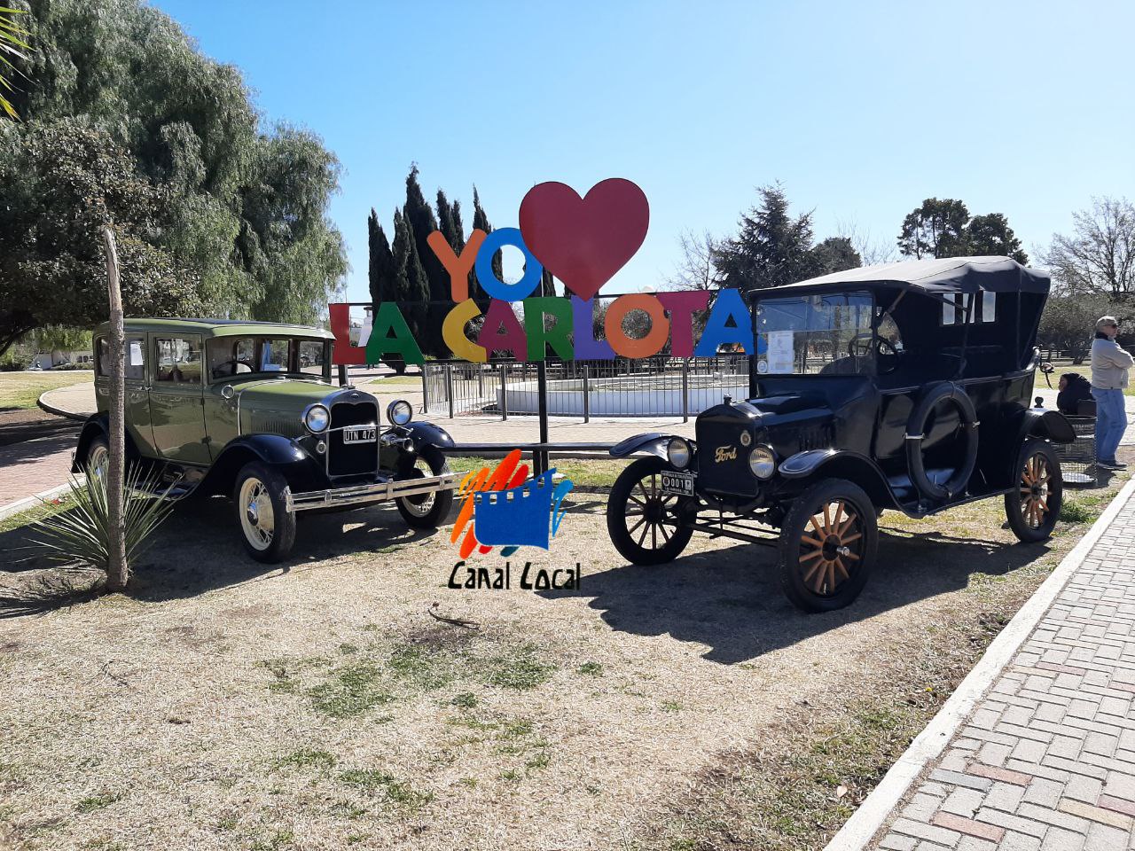 VUELVEN LOS AUTOS ANTIGUOS A LA CARLOTA