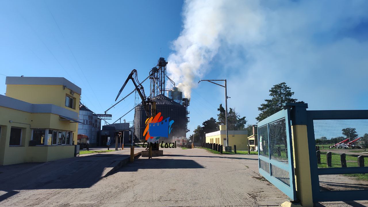 INCENDIO EN PLANTA DE ACOPIO AGD DE LA CARLOTA